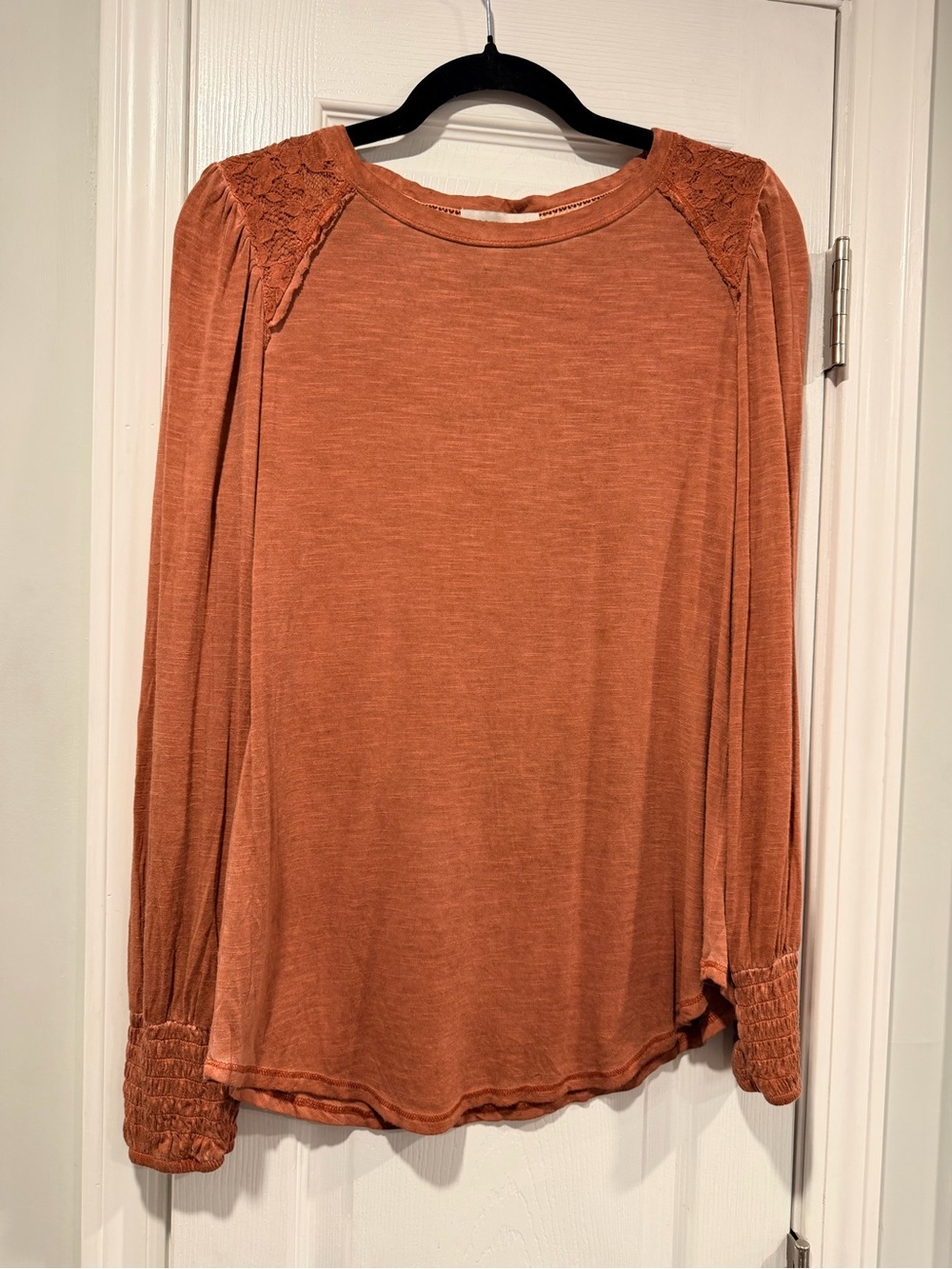 NWT Knox Rose Size M Rust Lace Shoulder Smocked Cuff Long Sleeve Boho Top